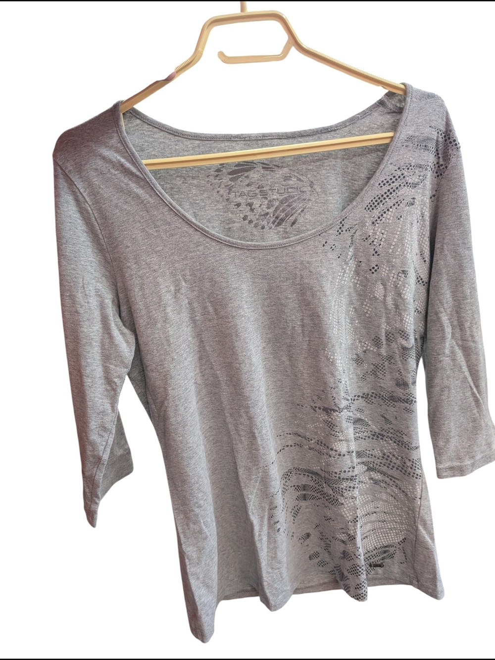 2/22$ Women’s Gray Scoop Neck 3/4 Sleeve Top with Subtle Print